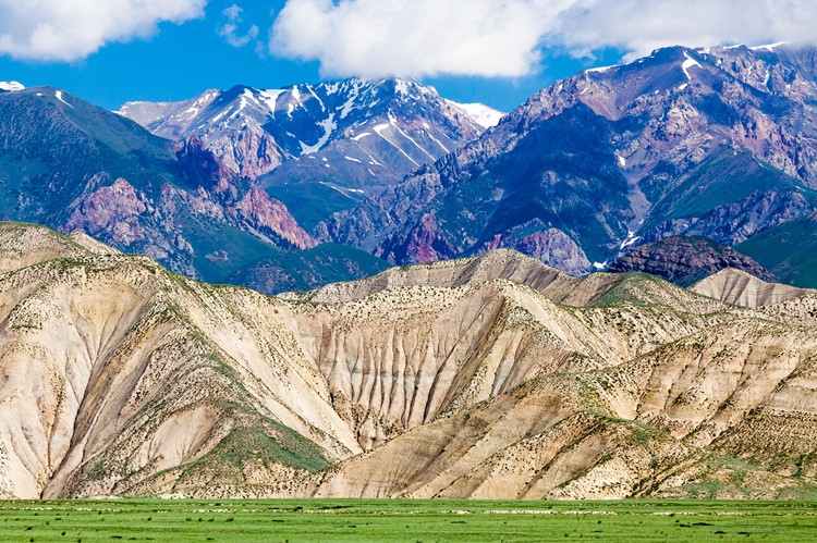 Bergketen op weg naar Kazarman - Kirgizië